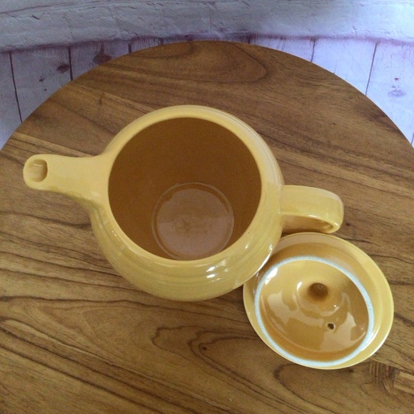 Vintage Fiesta Medium “C” Handled Original Yellow Covered Teapot - Picture 6 of 8